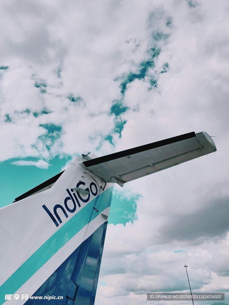 靛藍航空飛機尾翼特寫