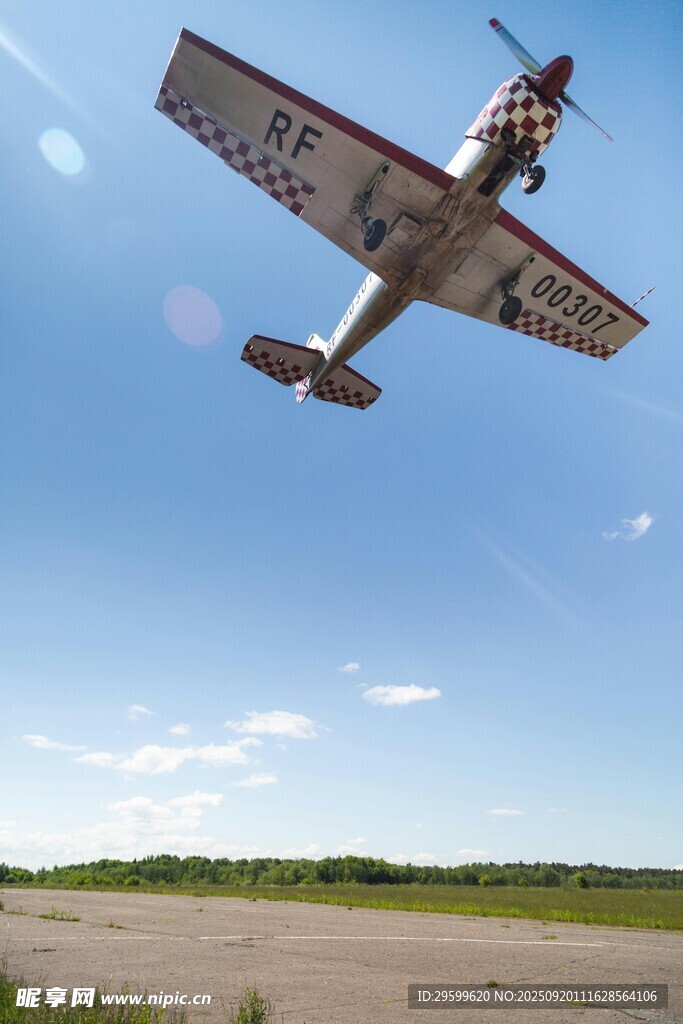 小型飛機(jī)翱翔藍(lán)天
