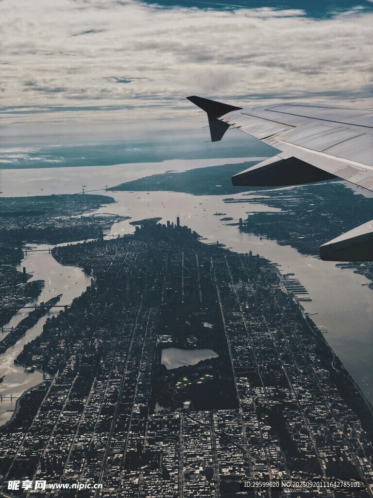 飛機(jī)視角下的城市河流景觀