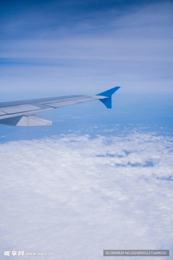 飛機(jī)機(jī)翼俯瞰云端美景