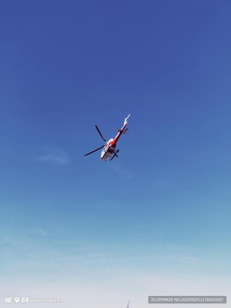 空中飛行的直升機(jī)