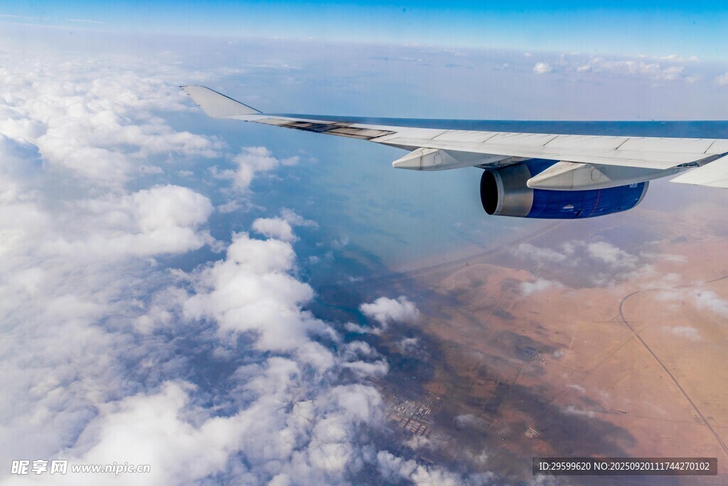 高空俯瞰飛機(jī)機(jī)翼與云海