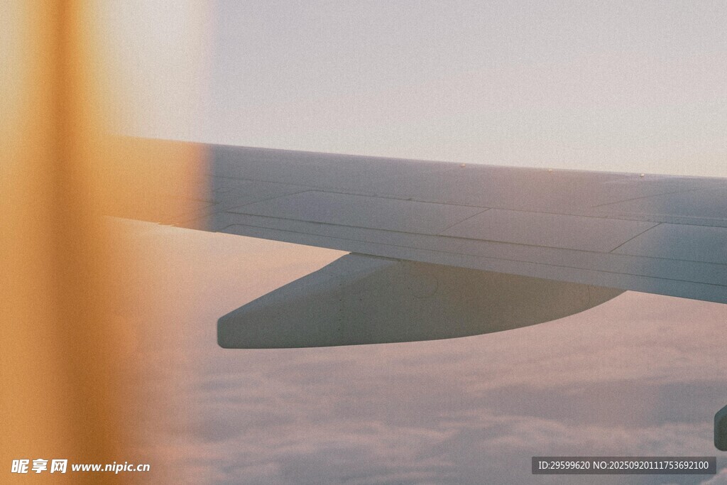 飛機(jī)機(jī)翼外的云端景象