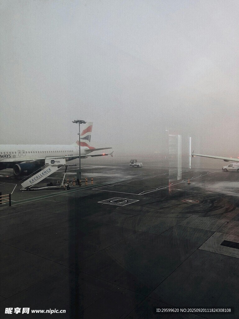 霧中機場停機坪景象