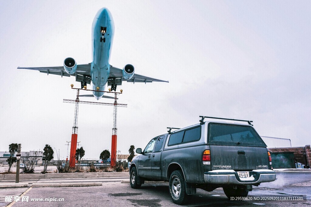 機(jī)場(chǎng)地勤車輛與起飛飛機(jī)