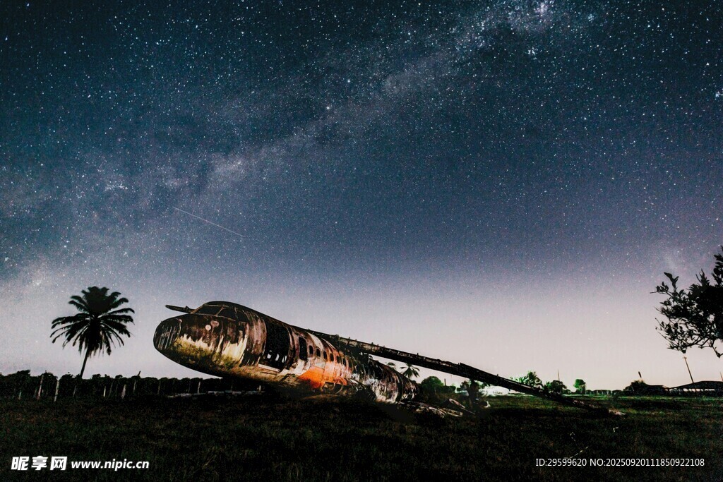 星空下的廢棄飛機(jī)
