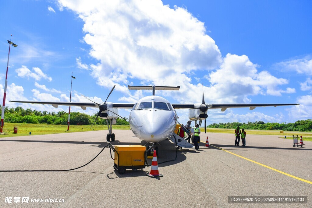 停機(jī)坪上的小型飛機(jī)及地勤