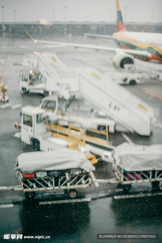 機(jī)場(chǎng)地勤設(shè)備與?？匡w機(jī)