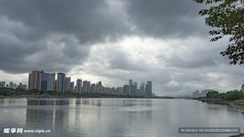 烏云下的城市河畔風景