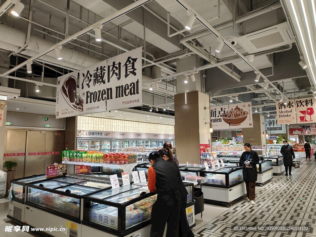 超市內(nèi)景顧客選購多樣商品