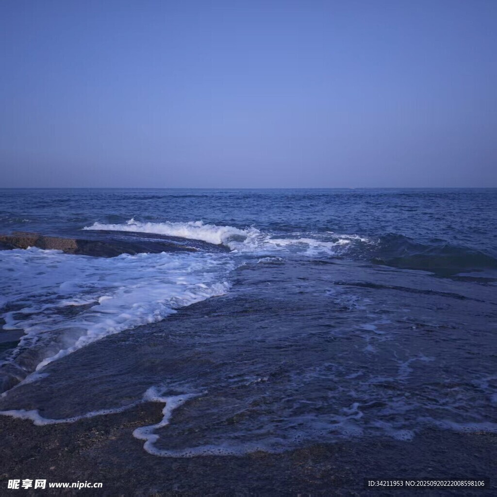 海邊浪花翻涌的寧靜景致