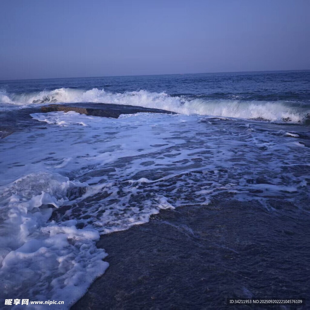 海邊暮色下的翻涌海浪