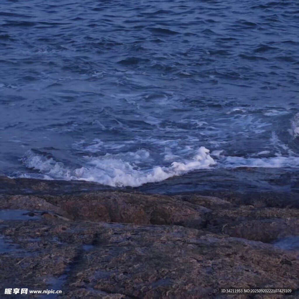 海邊礁石與翻涌的海浪
