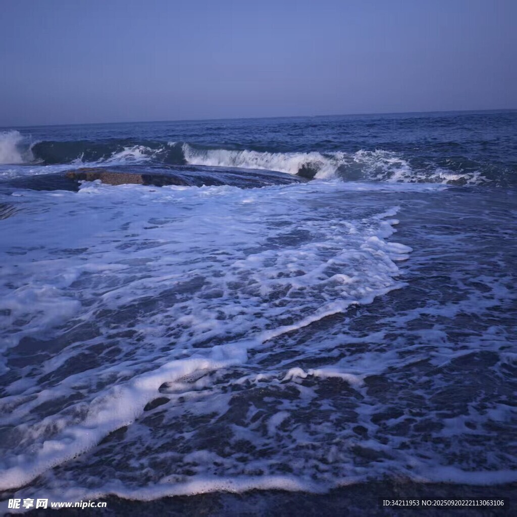 海邊暮色中的翻涌海浪