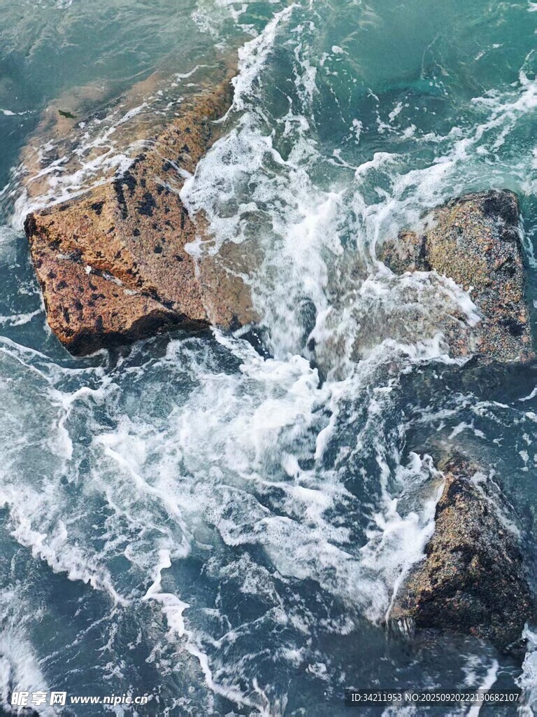 海浪拍擊礁石的壯麗景象