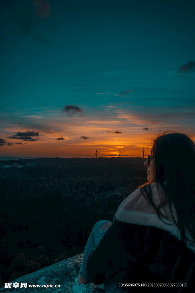 女孩賞日落美景