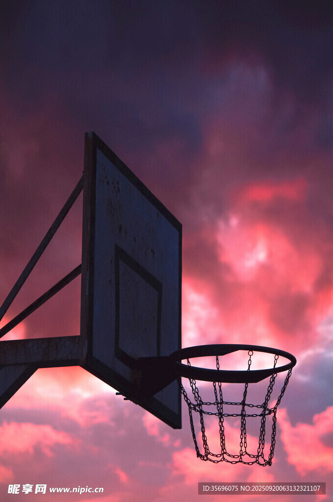 夕陽下的籃球框