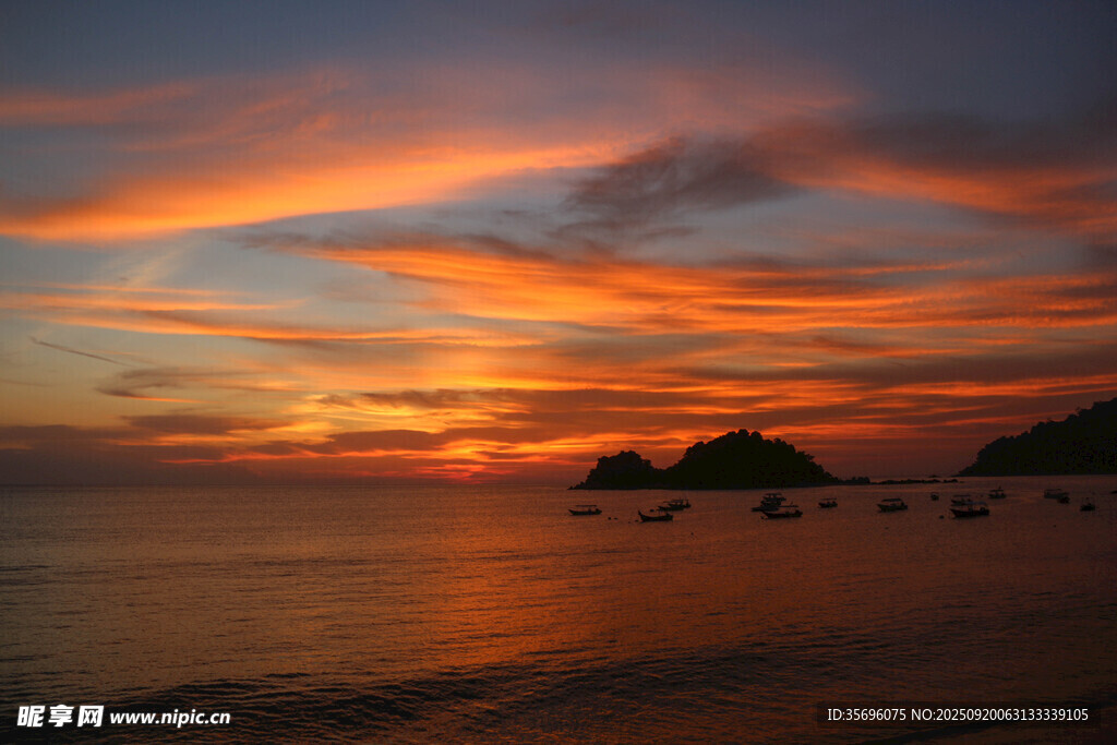 海邊絢麗日落美景