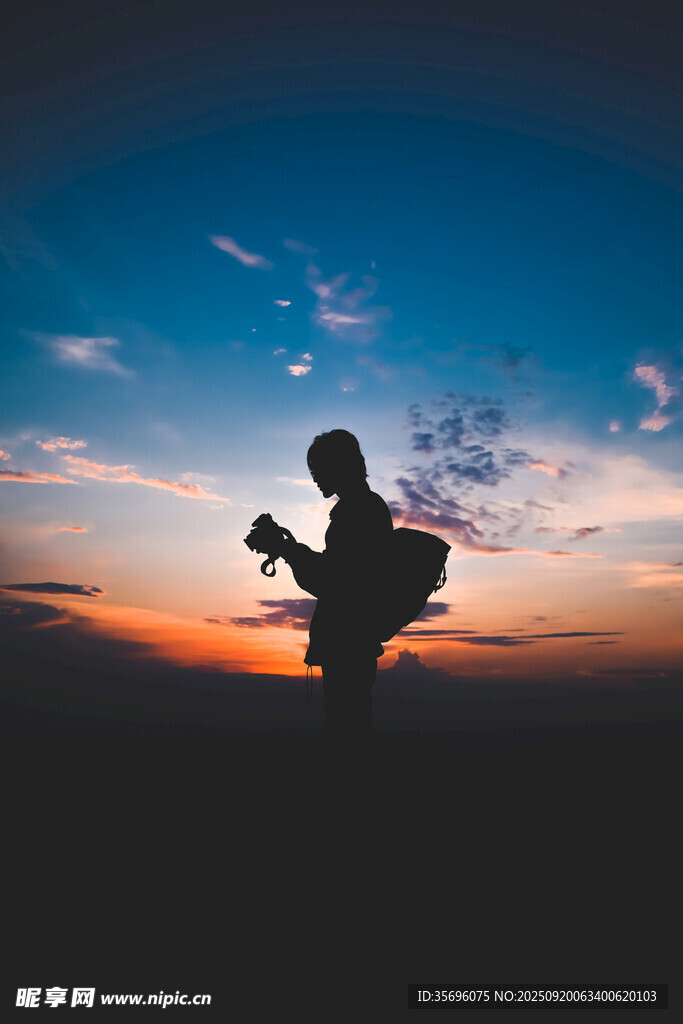 夕陽(yáng)下的背包客剪影