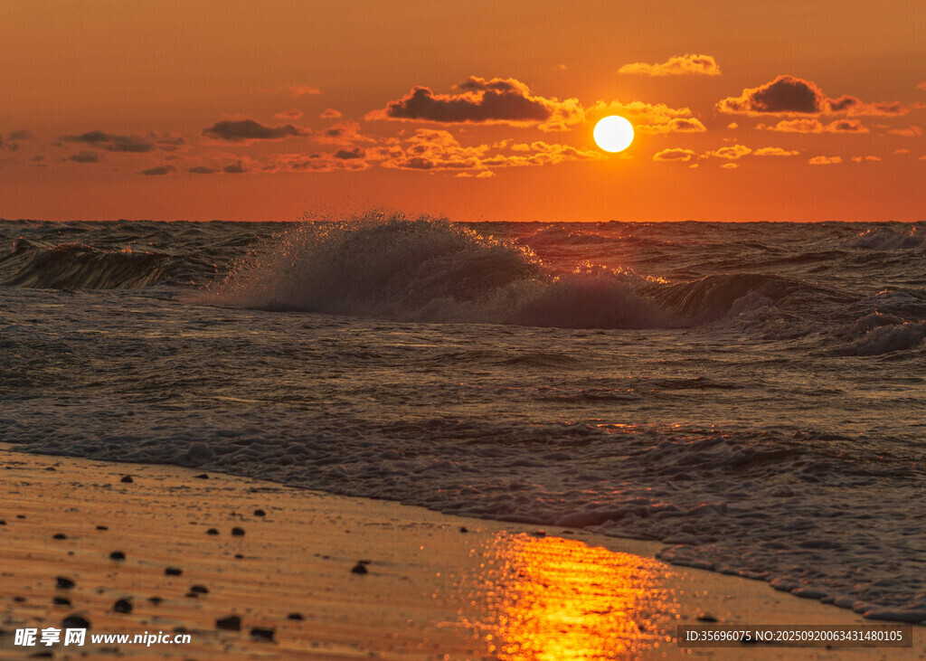 夕陽下的海邊浪漫景致