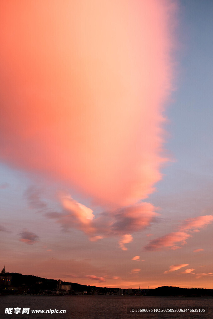 夕陽下絢爛的天空云彩