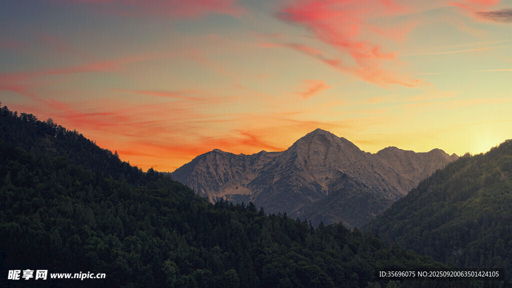 山間絢麗晚霞美景