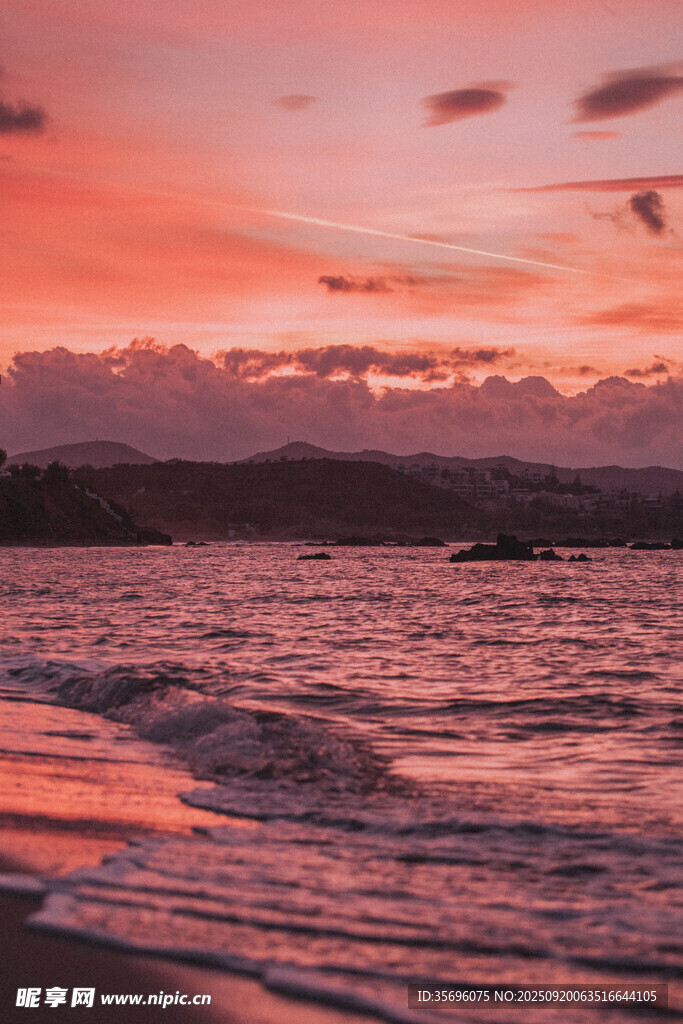 海邊絕美日落霞光景象
