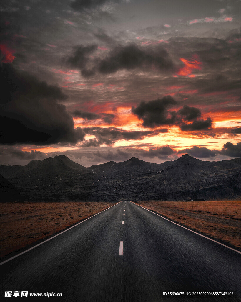 黃昏下的空曠公路美景