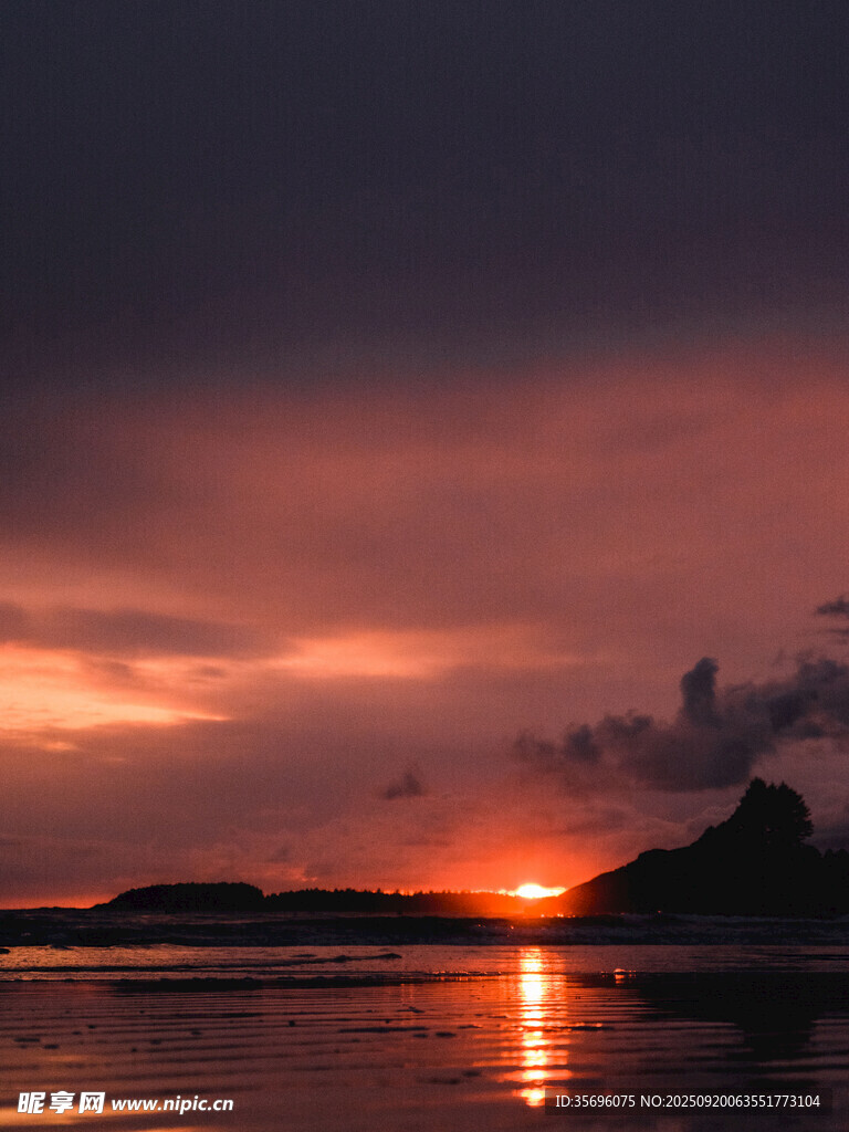日落時分的海邊壯麗景象