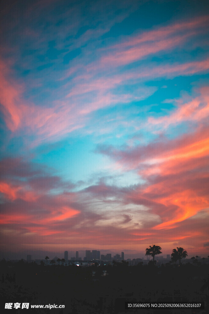 絢麗晚霞下的開闊風(fēng)景