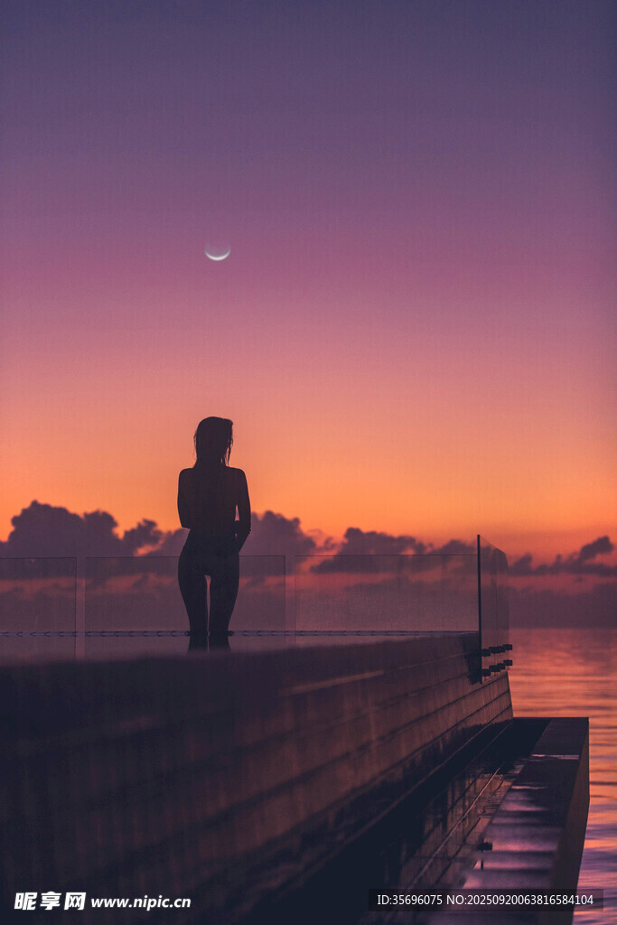 夕陽下的孤獨身影