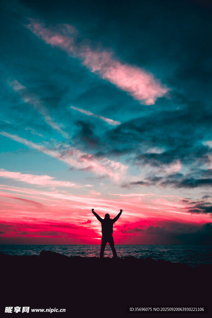 夕陽(yáng)下的人張開(kāi)雙臂擁抱自然