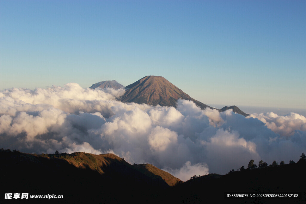 云海之上的巍峨山峰
