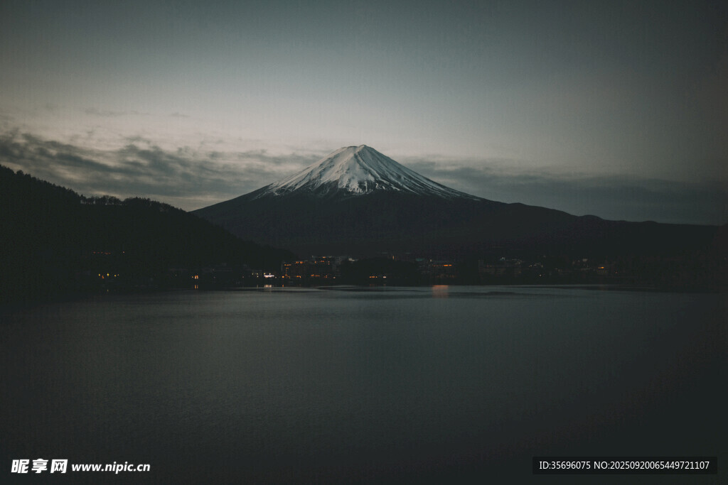 富士山湖畔的靜謐景致