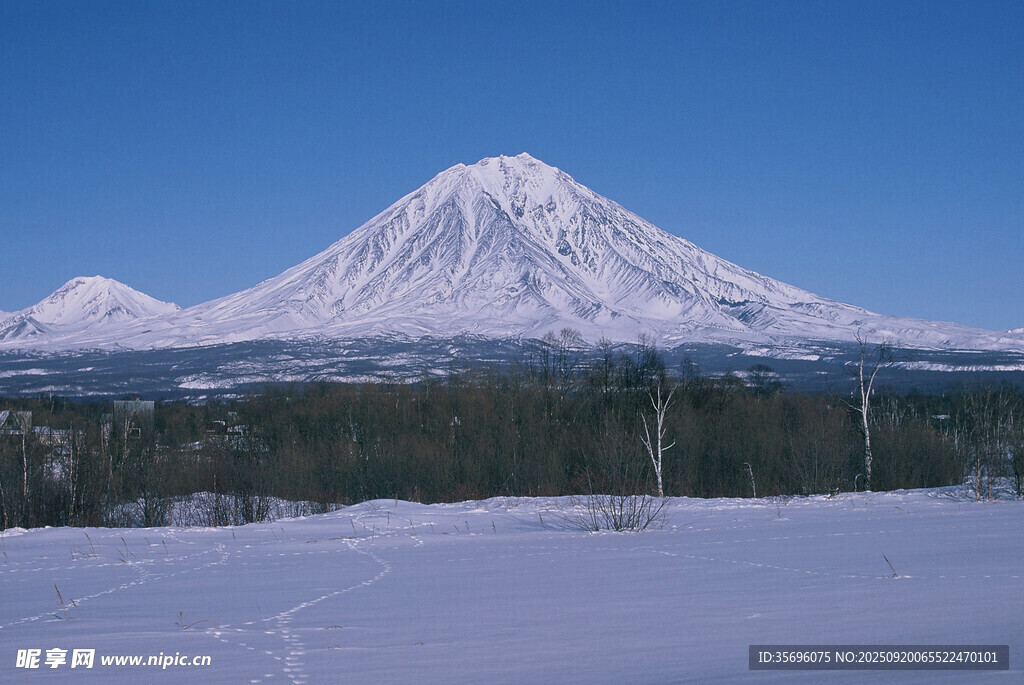 雪覆山峰的壯麗自然景觀
