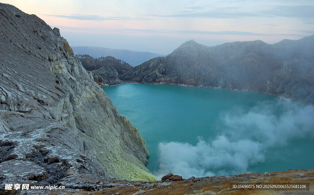 火山湖的壯麗景觀