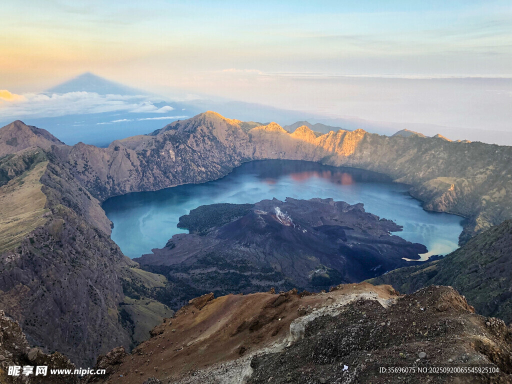壯麗火山湖景觀