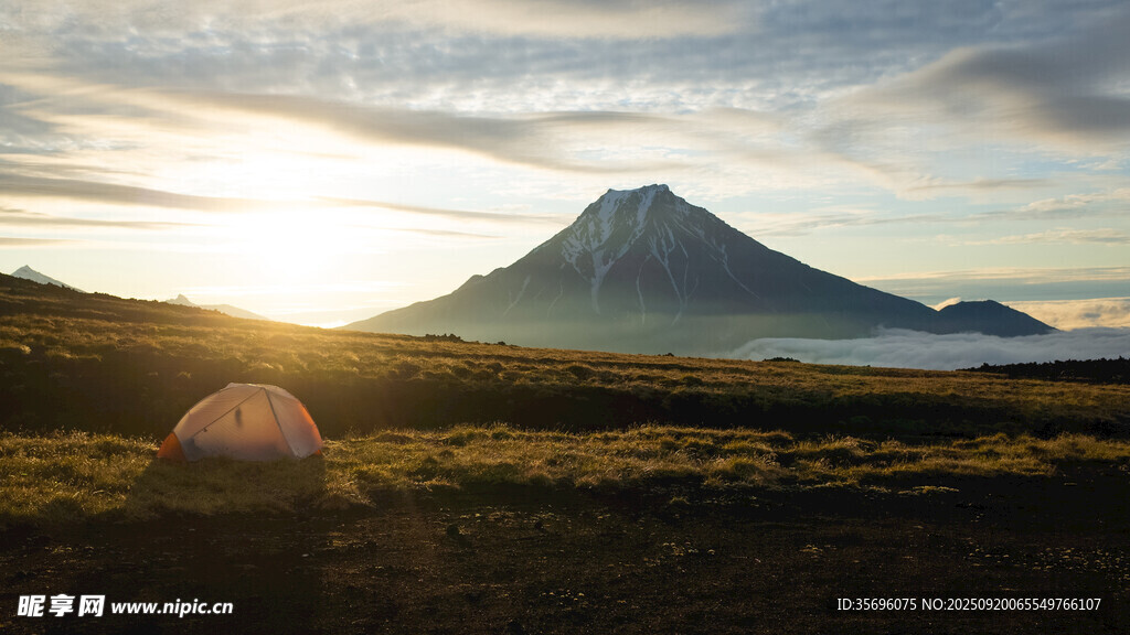 日出下的山野露營場景