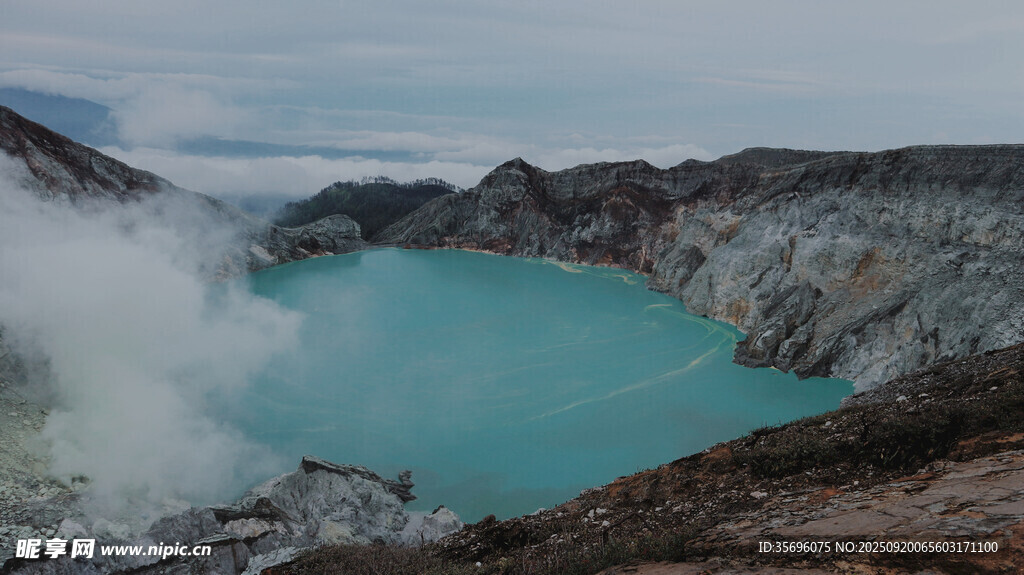 夢幻藍(lán)湖火山景觀
