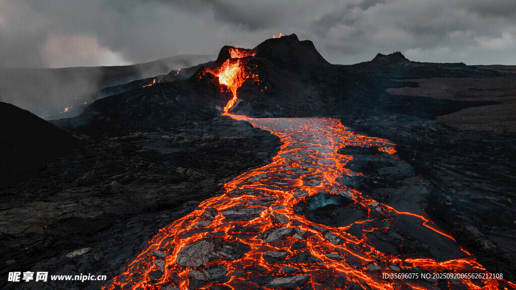 火山熔巖流淌壯觀景象