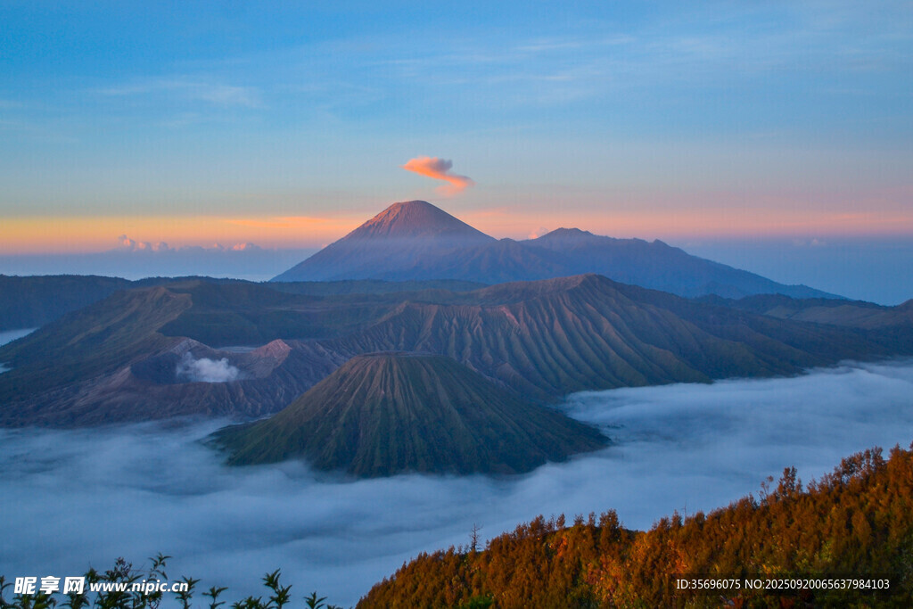 日出云海中的壯麗山峰
