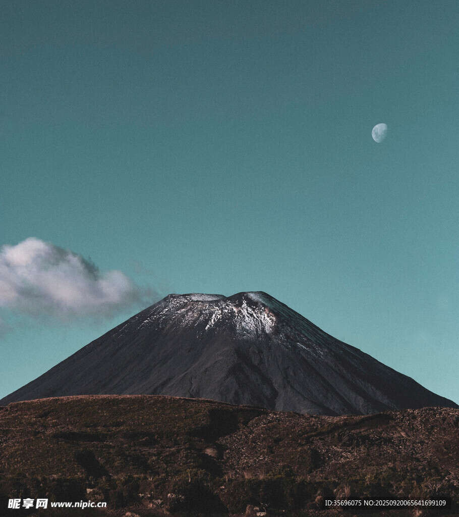 巍峨雪山映于天際