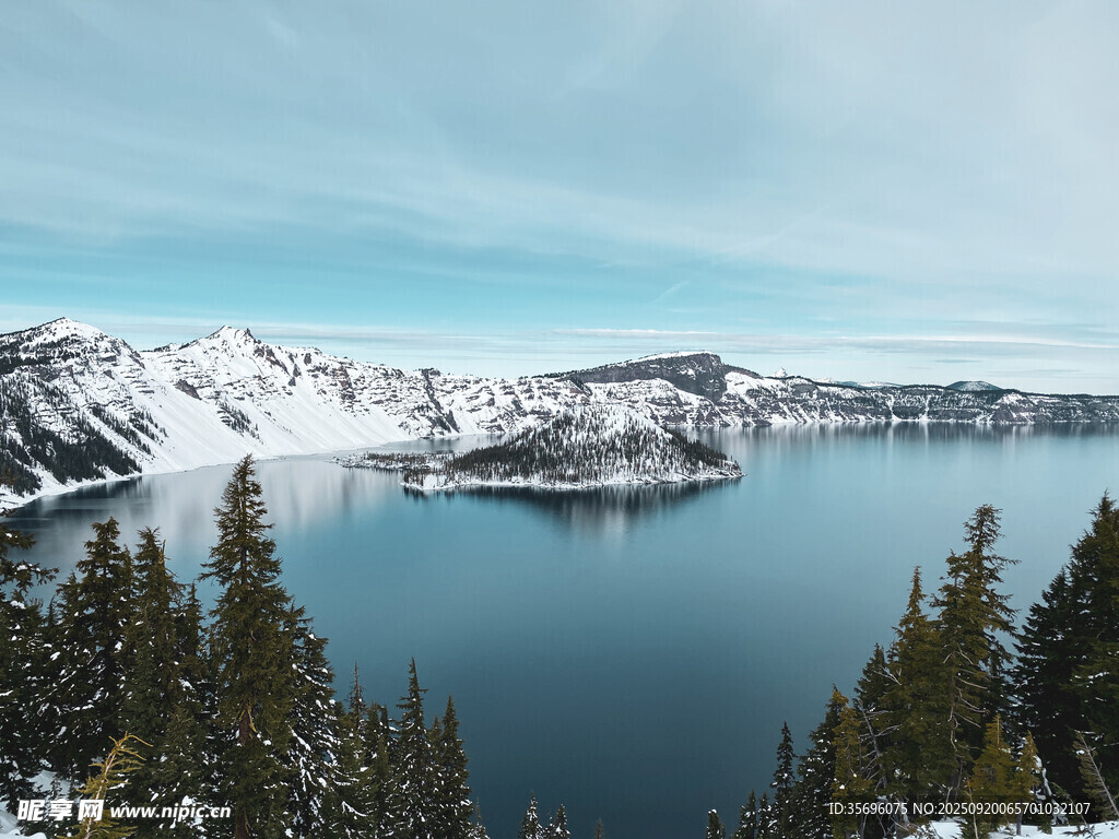 冬日雪覆湖畔美景