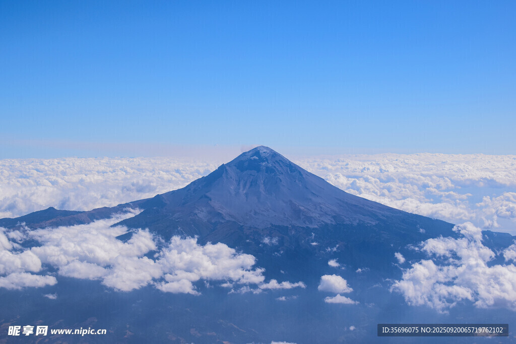 云端之上的巍峨火山