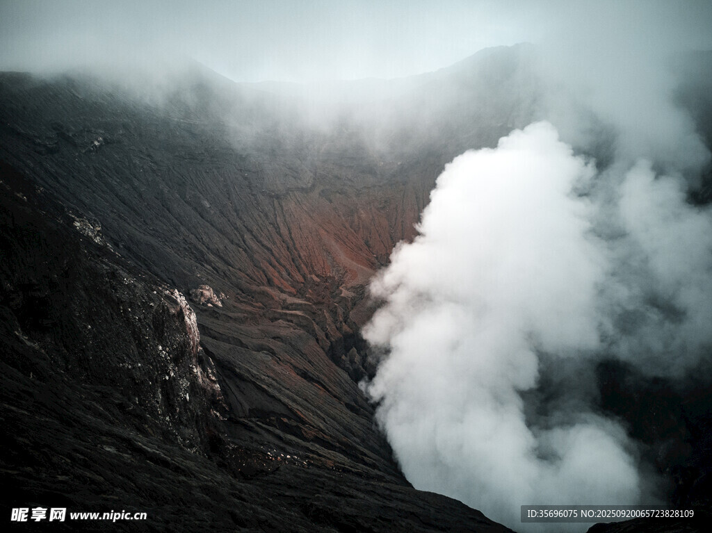火山口煙霧繚繞景象