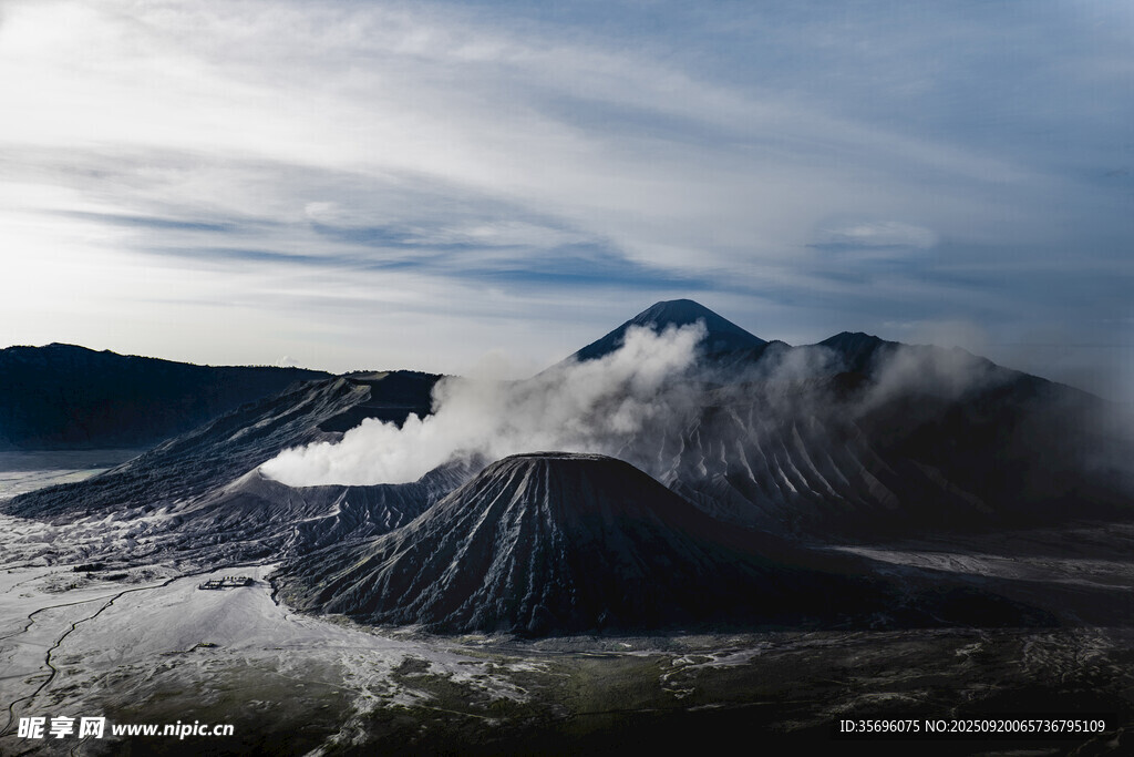 壯麗火山景觀云霧繚繞