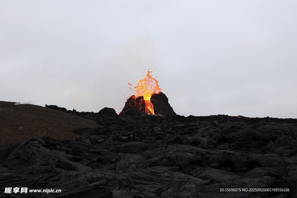 火山噴發(fā)瞬間景象