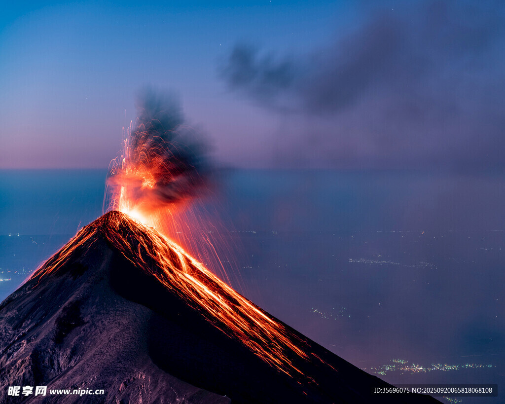 火山噴發(fā)壯麗景觀