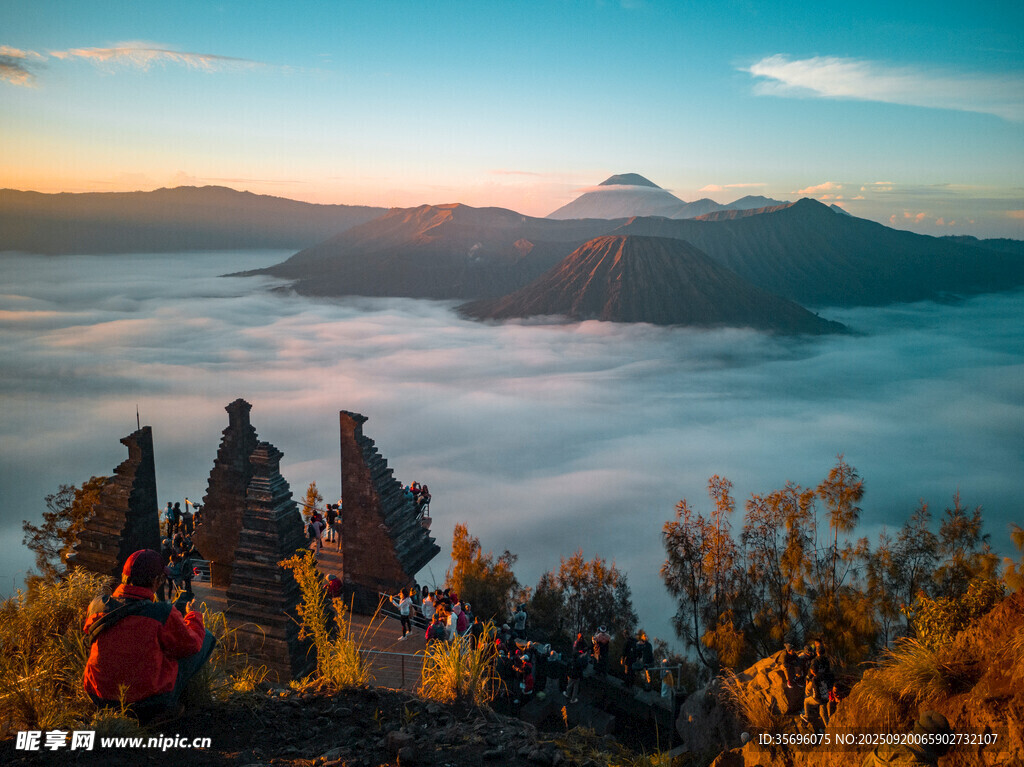 山頂觀云海日出壯麗景觀