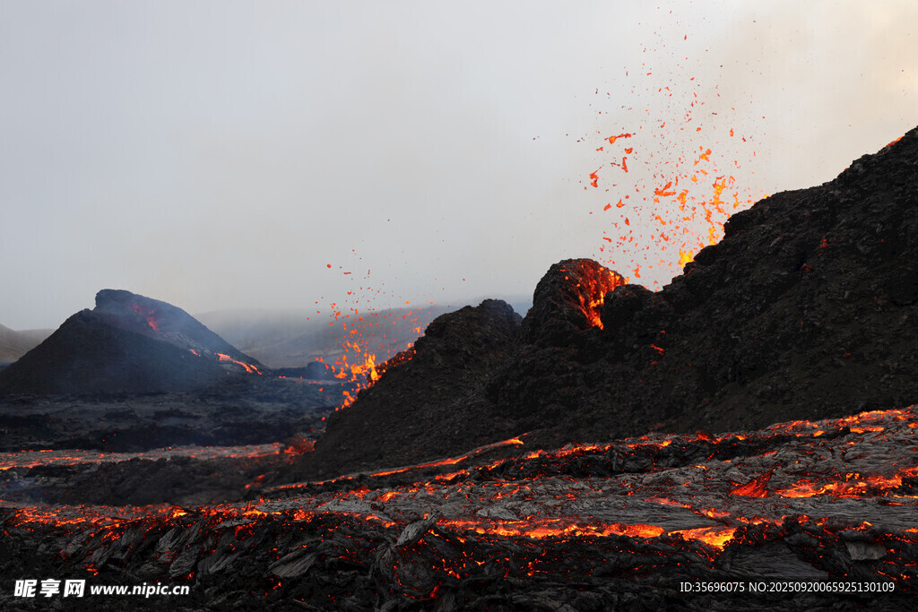 火山噴發(fā)熔巖流淌景象